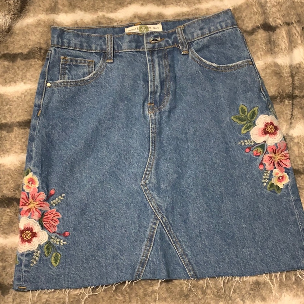 Denim skirt. Embroider flowers.